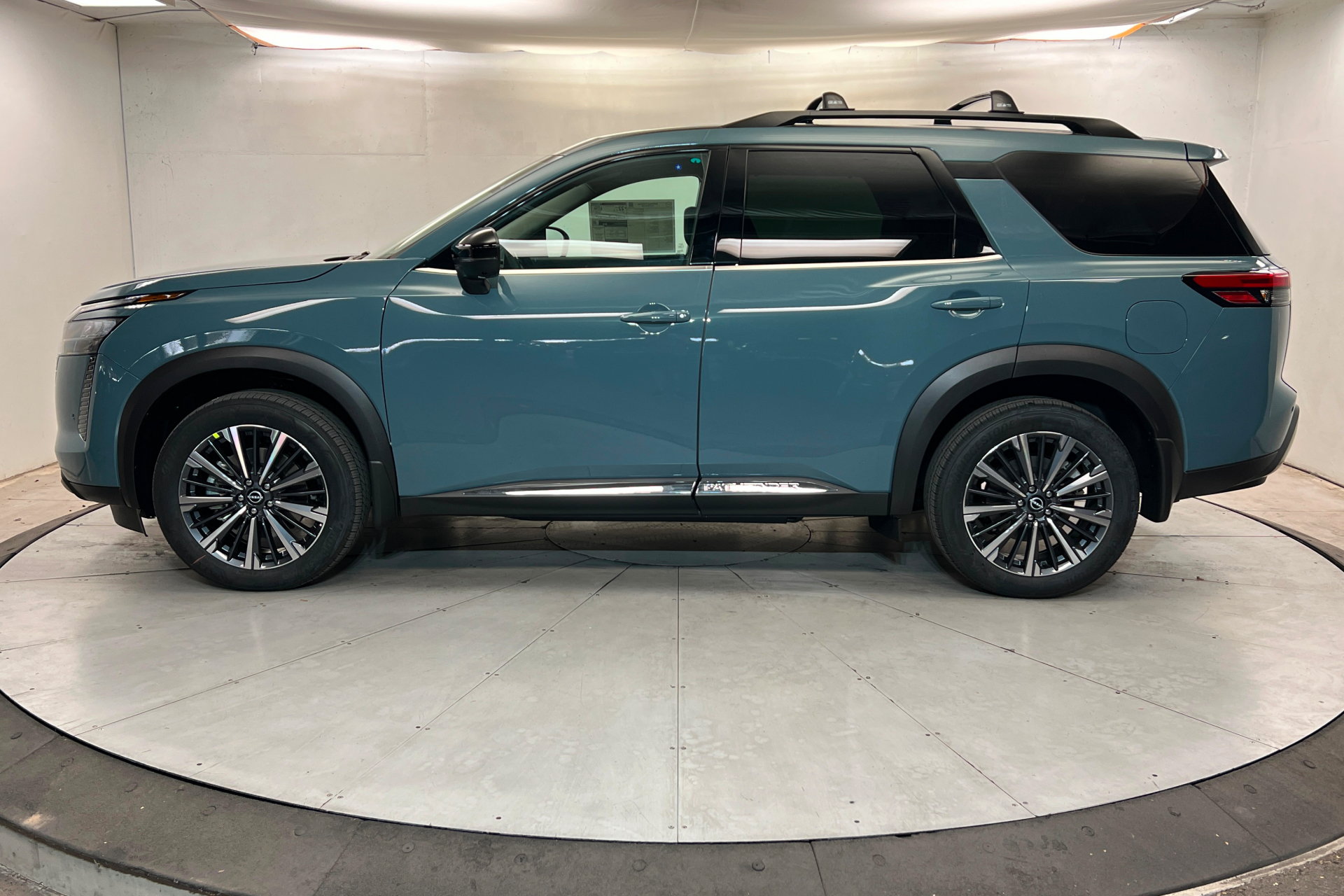 New 2026 Nissan Pathfinder Platinum AWD/4WD image 2