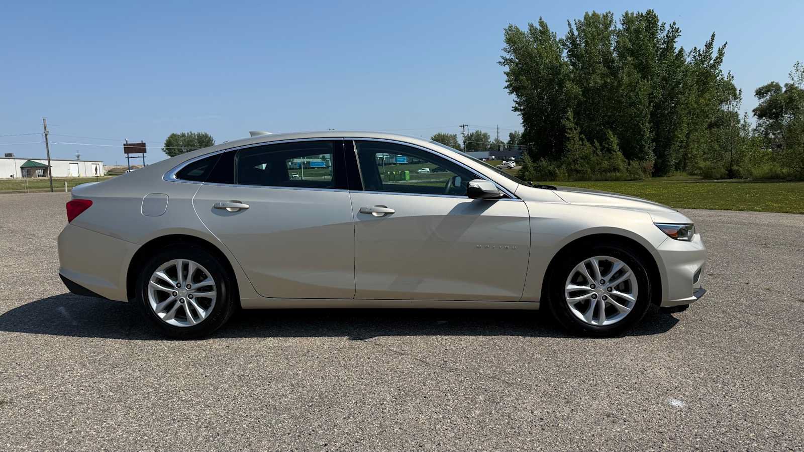 Used 2016 Chevrolet Malibu LT FWD image 3