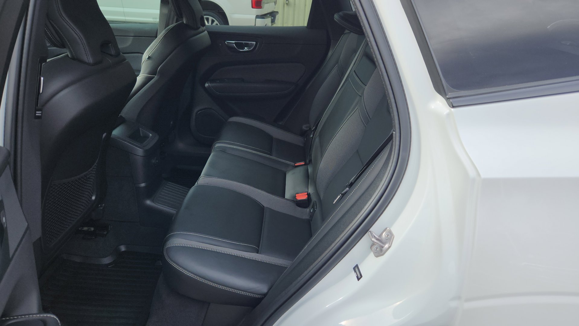 Used 2022 Volvo XC60 T8 R-Design w/ Advanced Package image 25