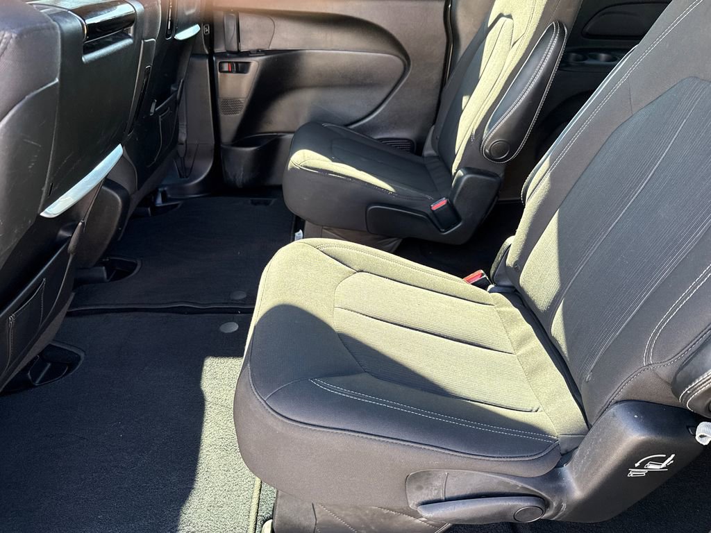 Used 2021 Chrysler Pacifica Touring w/ Uconnect Theater Family Group image 18