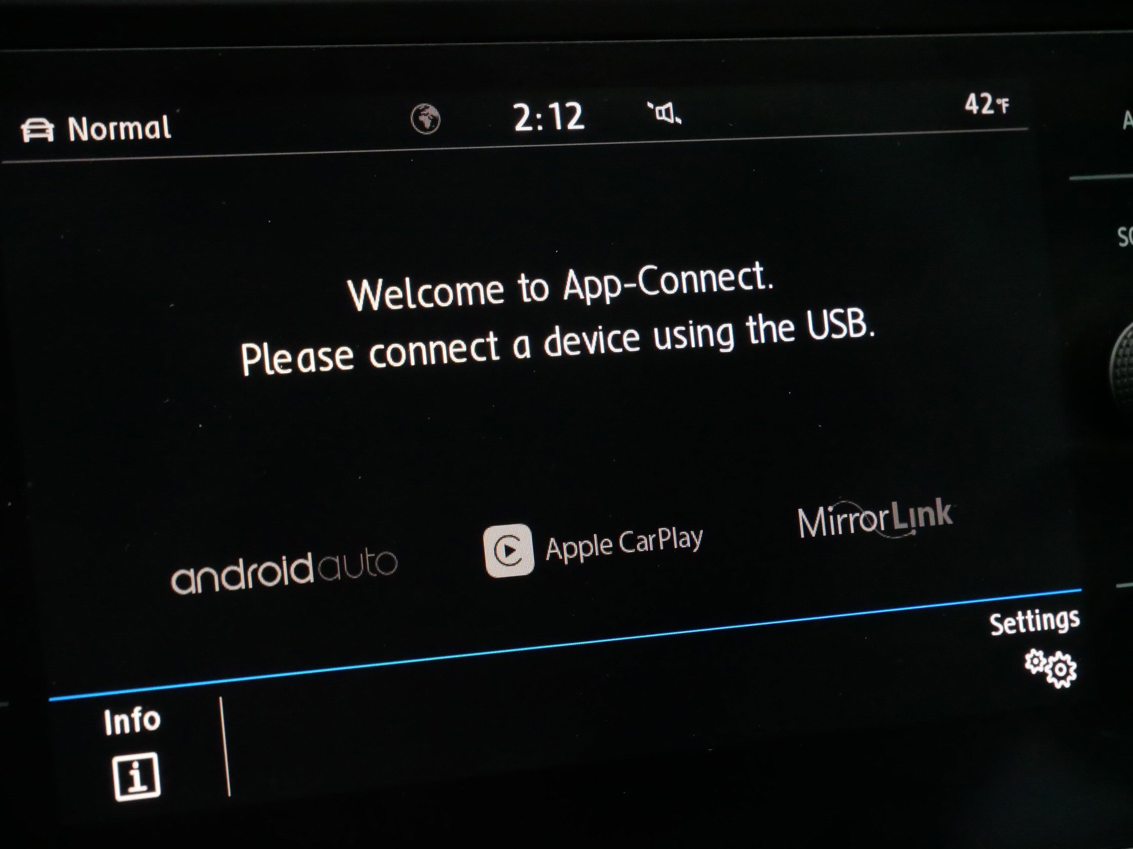 Certified 2020 Volkswagen Tiguan SE w/ Panoramic Sunroof Package image 30