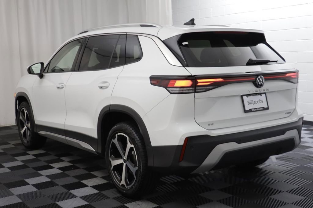 Used 2025 Volkswagen Tiguan SE w/ Panoramic Sunroof Package image 14