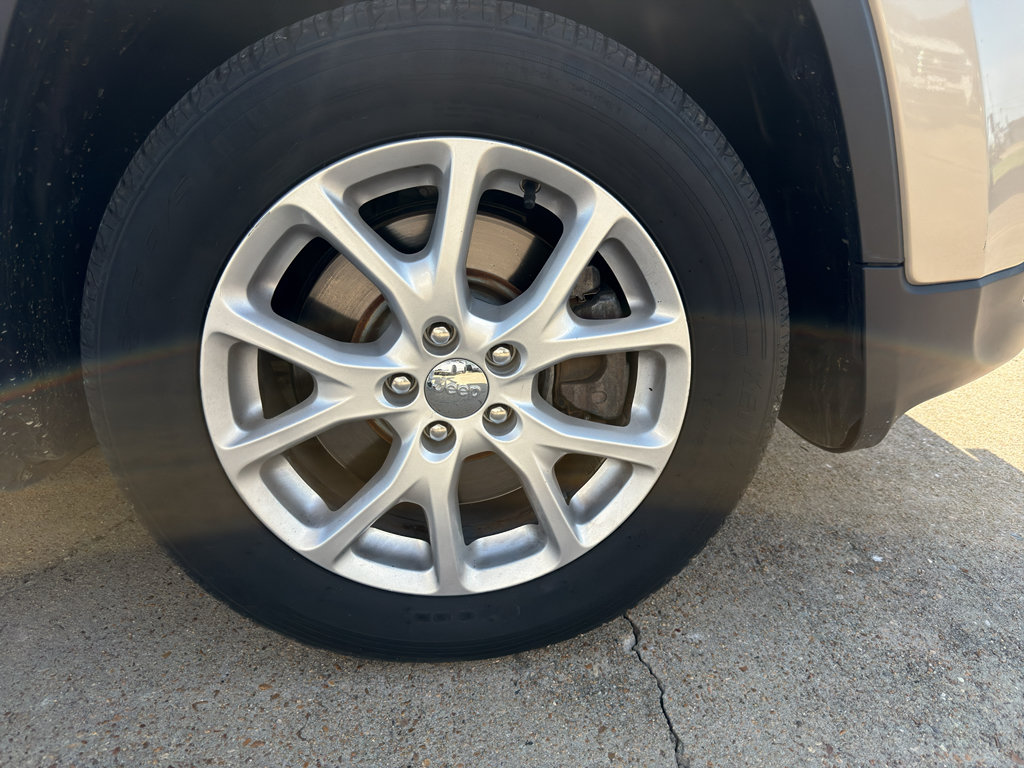 Used 2015 Jeep Cherokee Latitude FWD image 17