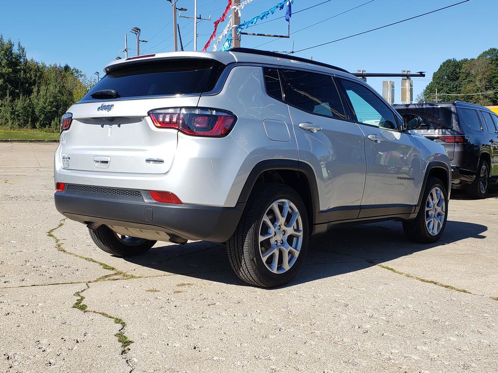 Used 2024 Jeep Compass Latitude AWD/4WD image 3
