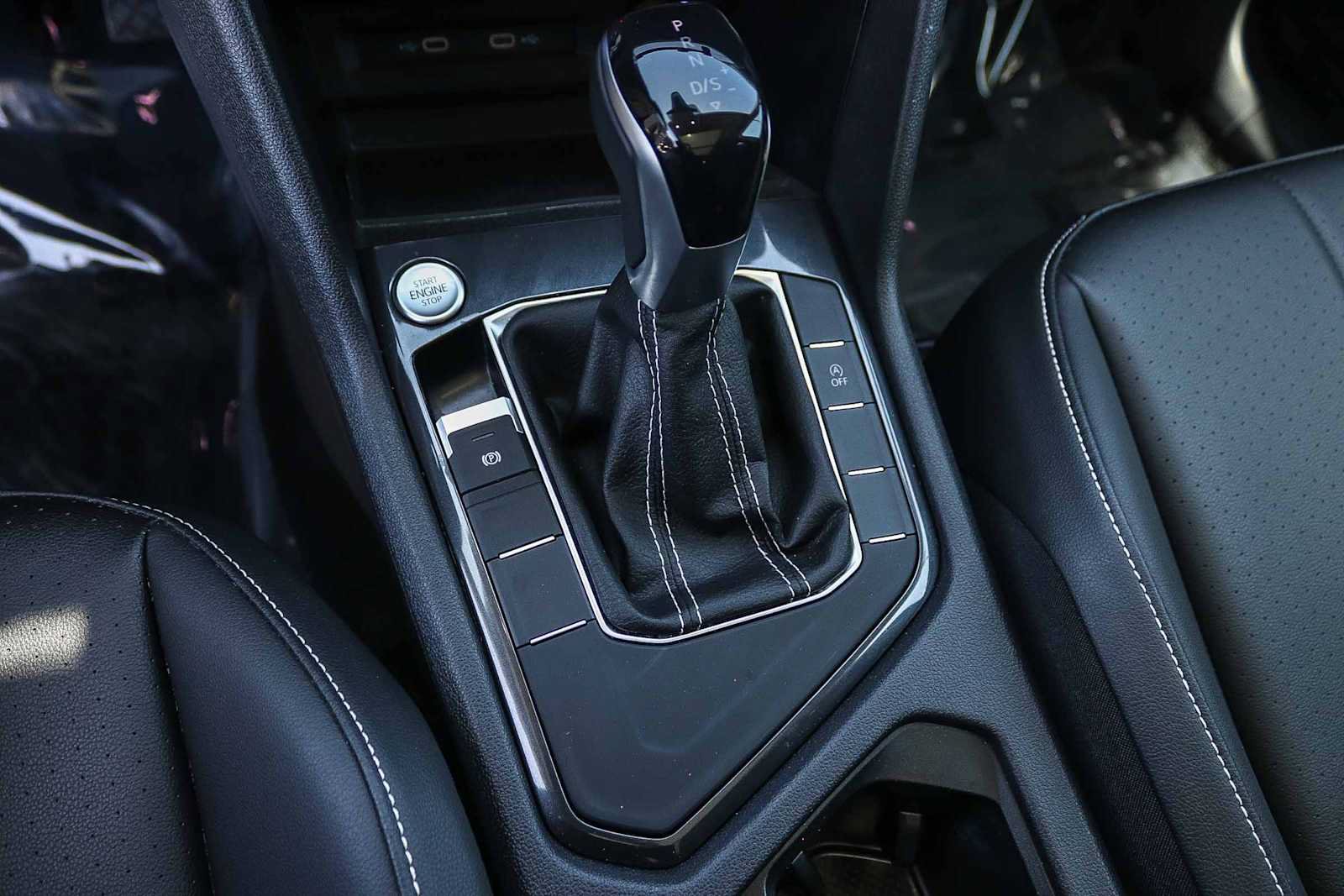 Used 2023 Volkswagen Tiguan SE w/ Panoramic Sunroof Package FWD image 19