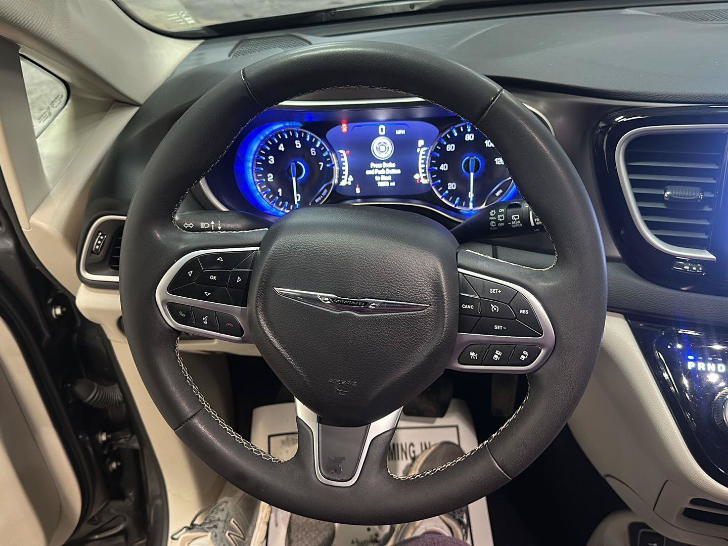 Used 2023 Chrysler Pacifica Touring-L FWD image 19