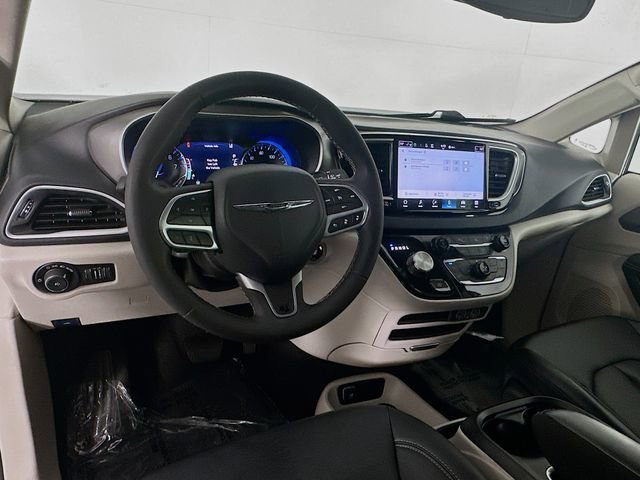 Used 2024 Chrysler Pacifica Touring-L image 11