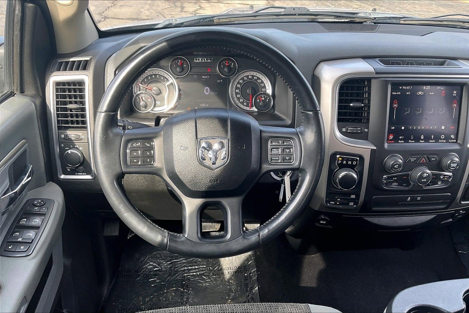 Used 2019 RAM 1500 Classic SLT w/ Luxury Group image 5
