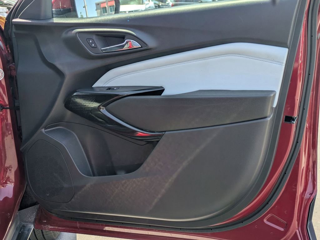Used 2025 Chevrolet Trax LT w/ LT Convenience Package image 32