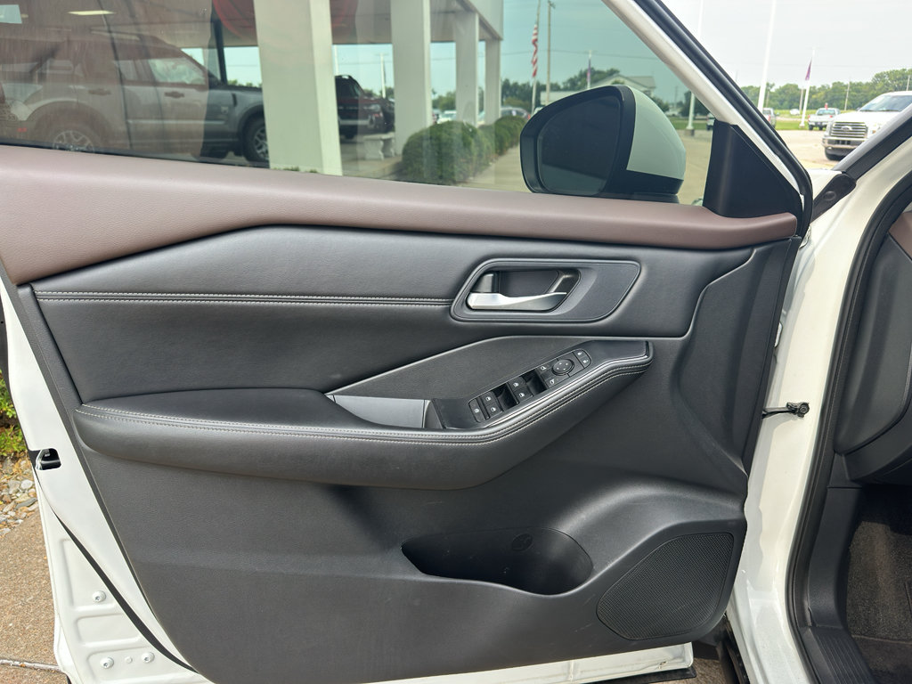 Used 2022 Nissan Rogue SV w/ SV Premium Package FWD image 2