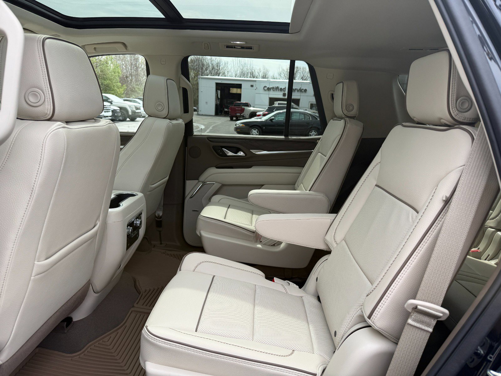 Used 2024 GMC Yukon Denali AWD/4WD image 17