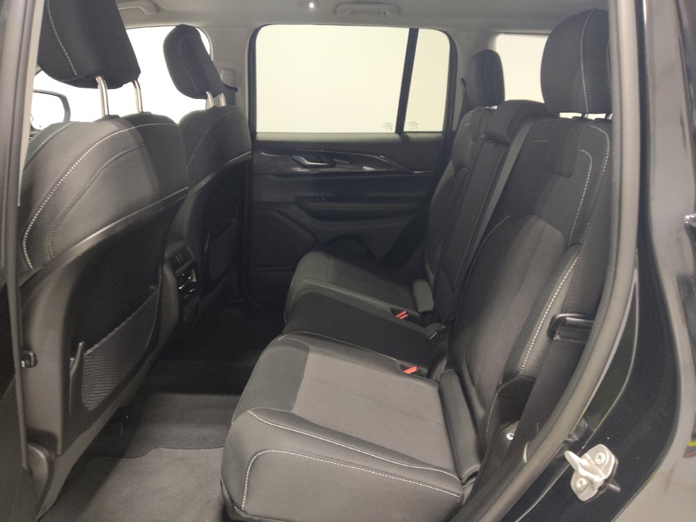 Used 2023 Jeep Grand Cherokee Laredo AWD/4WD image 18
