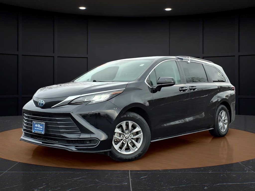 Used 2022 Toyota Sienna LE image 3