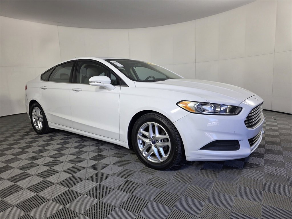 Used 2015 Ford Fusion SE image 2