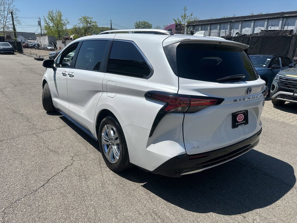 Used 2023 Toyota Sienna Platinum AWD/4WD image 4