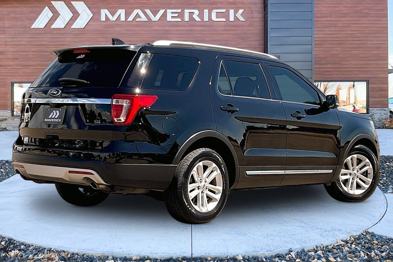 Used 2016 Ford Explorer XLT w/ Equipment Group 202A FWD image 5