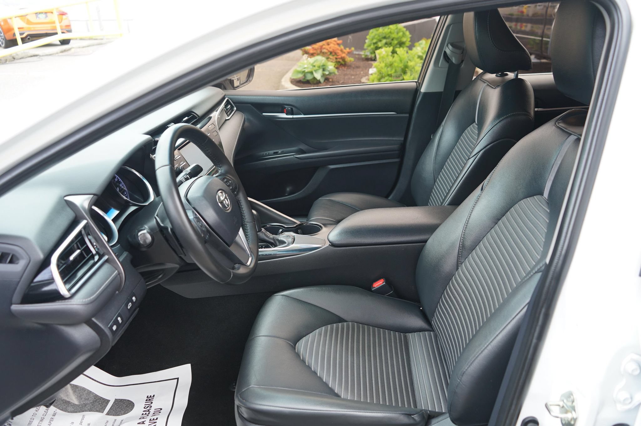 Used 2018 Toyota Camry SE w/ Convenience Package FWD image 13