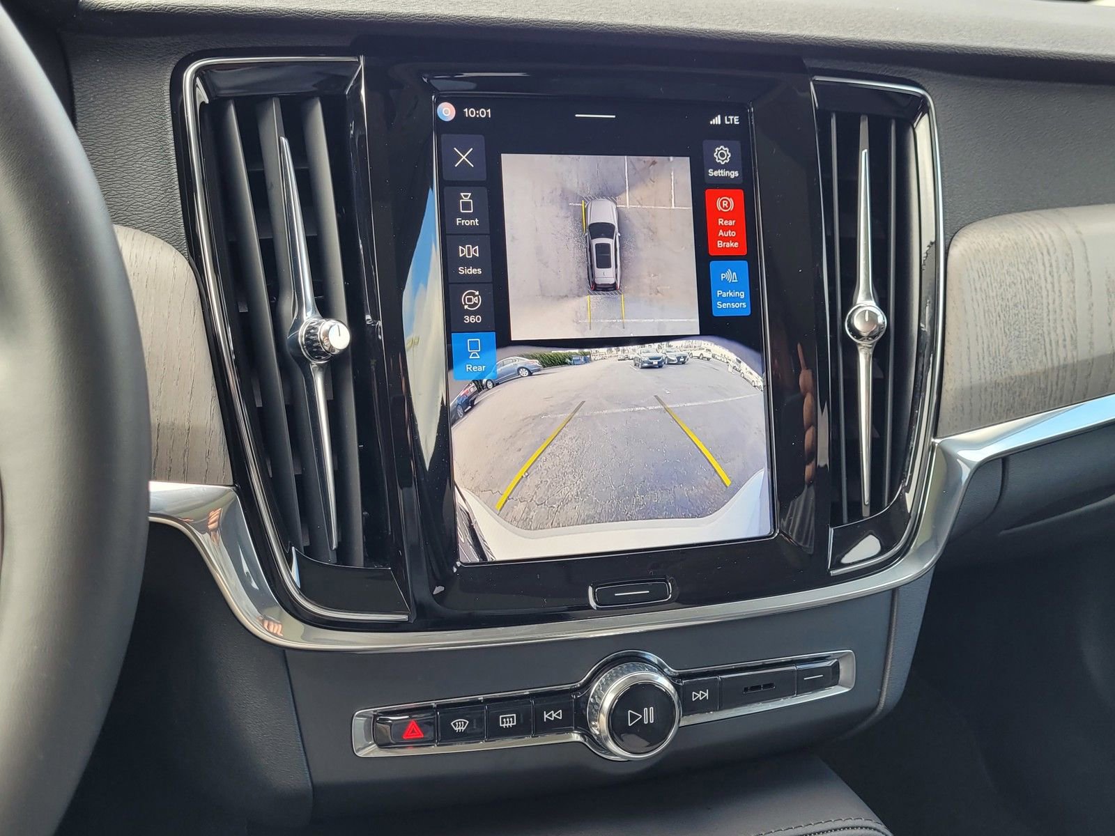 Certified 2025 Volvo V90 B6 Cross Country Plus image 24