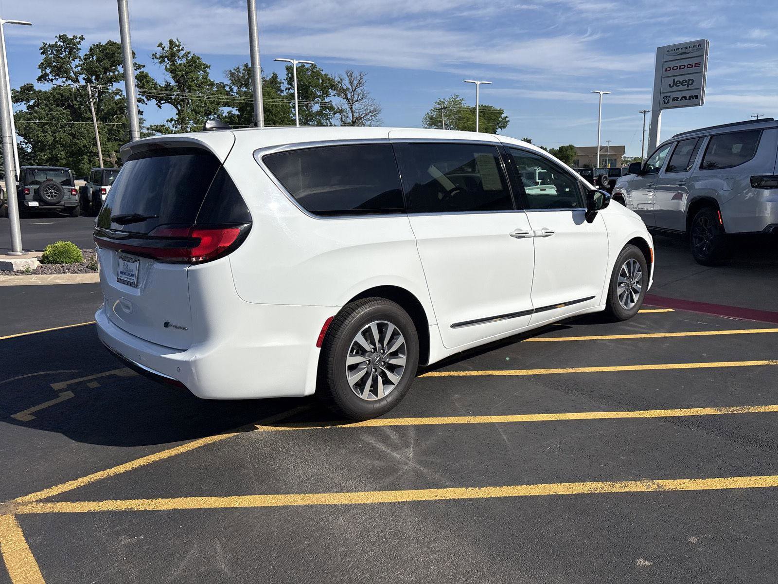 Used 2023 Chrysler Pacifica Limited FWD image 5