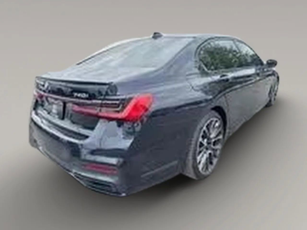 Used 2022 BMW 740i w/ M Sport Package RWD image 4