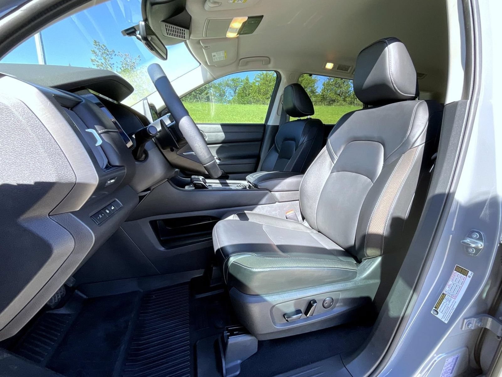 Used 2023 Nissan Pathfinder SL w/ Black Appearance Package AWD/4WD image 10