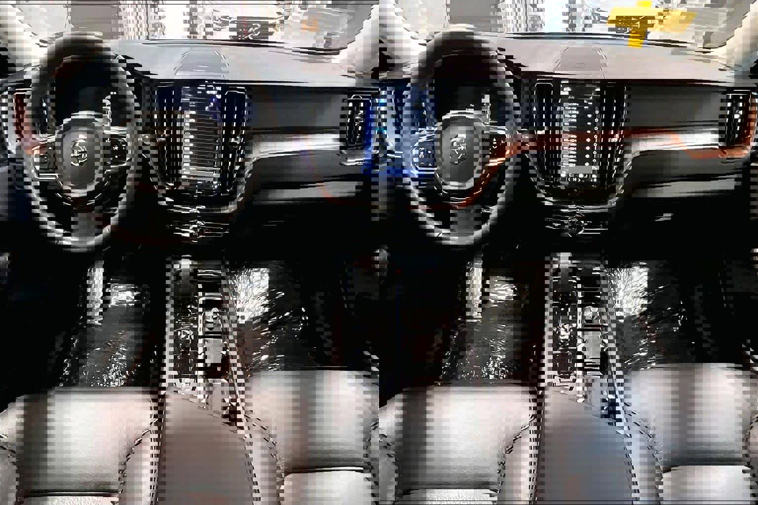 Used 2024 Volvo XC60 B5 Plus image 15