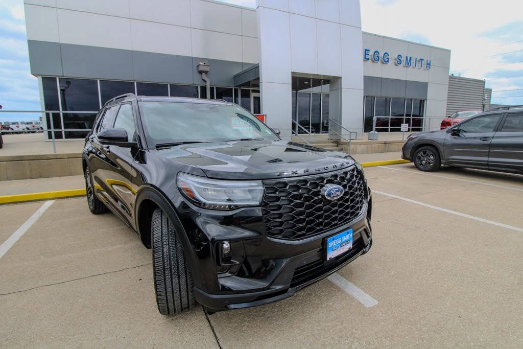 Used 2025 Ford Explorer ST-Line w/ Premium Package image 2