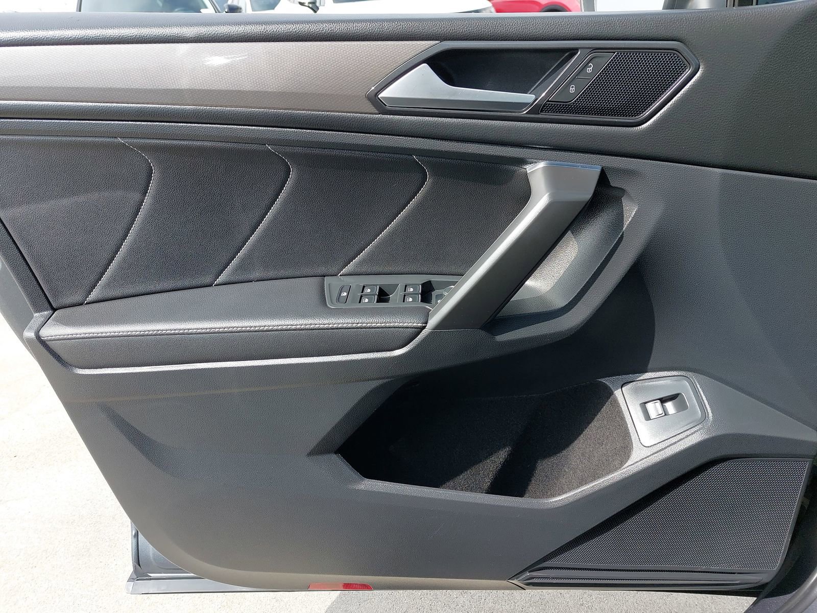 Used 2022 Volkswagen Tiguan SE image 28