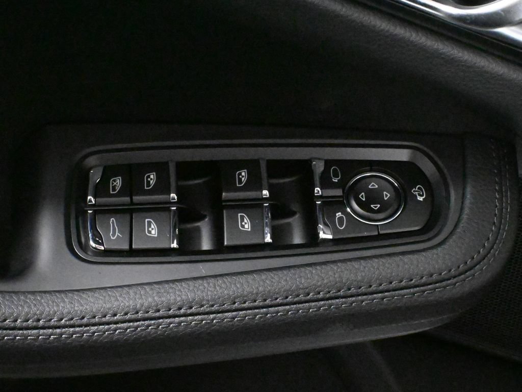 Used 2026 Porsche Macan AWD/4WD image 32