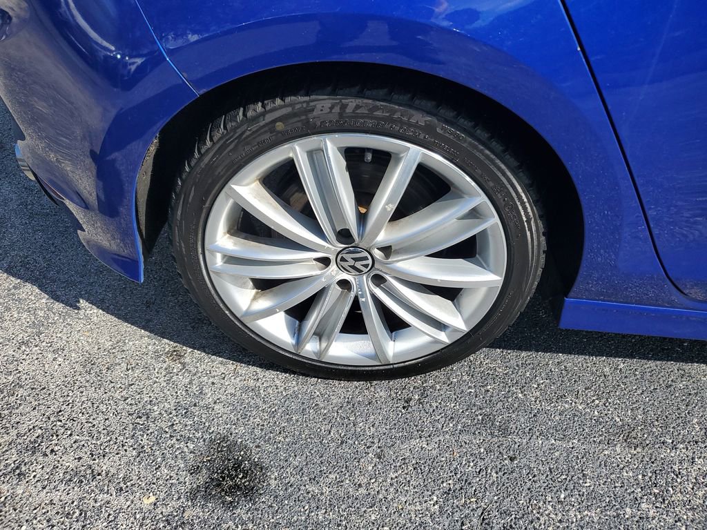 Used 2017 Volkswagen Golf R 4-Door image 7