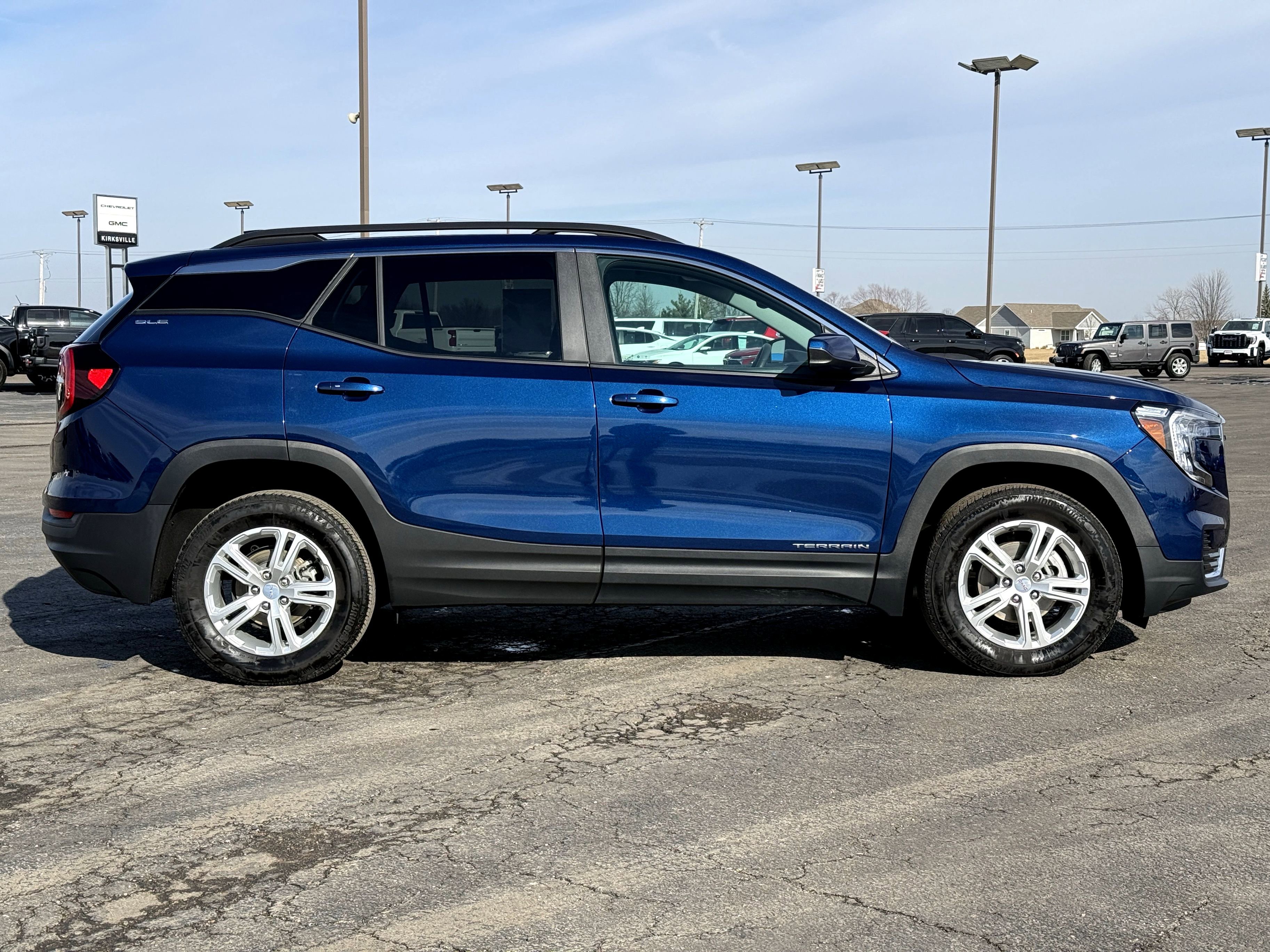 Used 2022 GMC Terrain SLE w/ Driver Convenience Package image 2