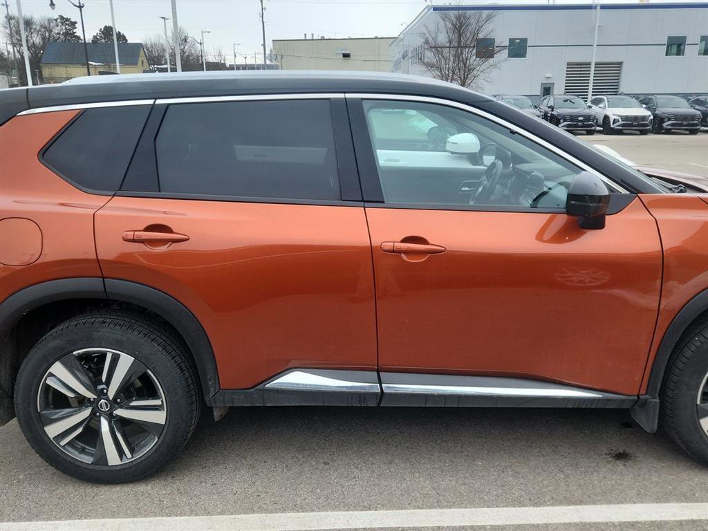 Used 2021 Nissan Rogue Platinum image 3