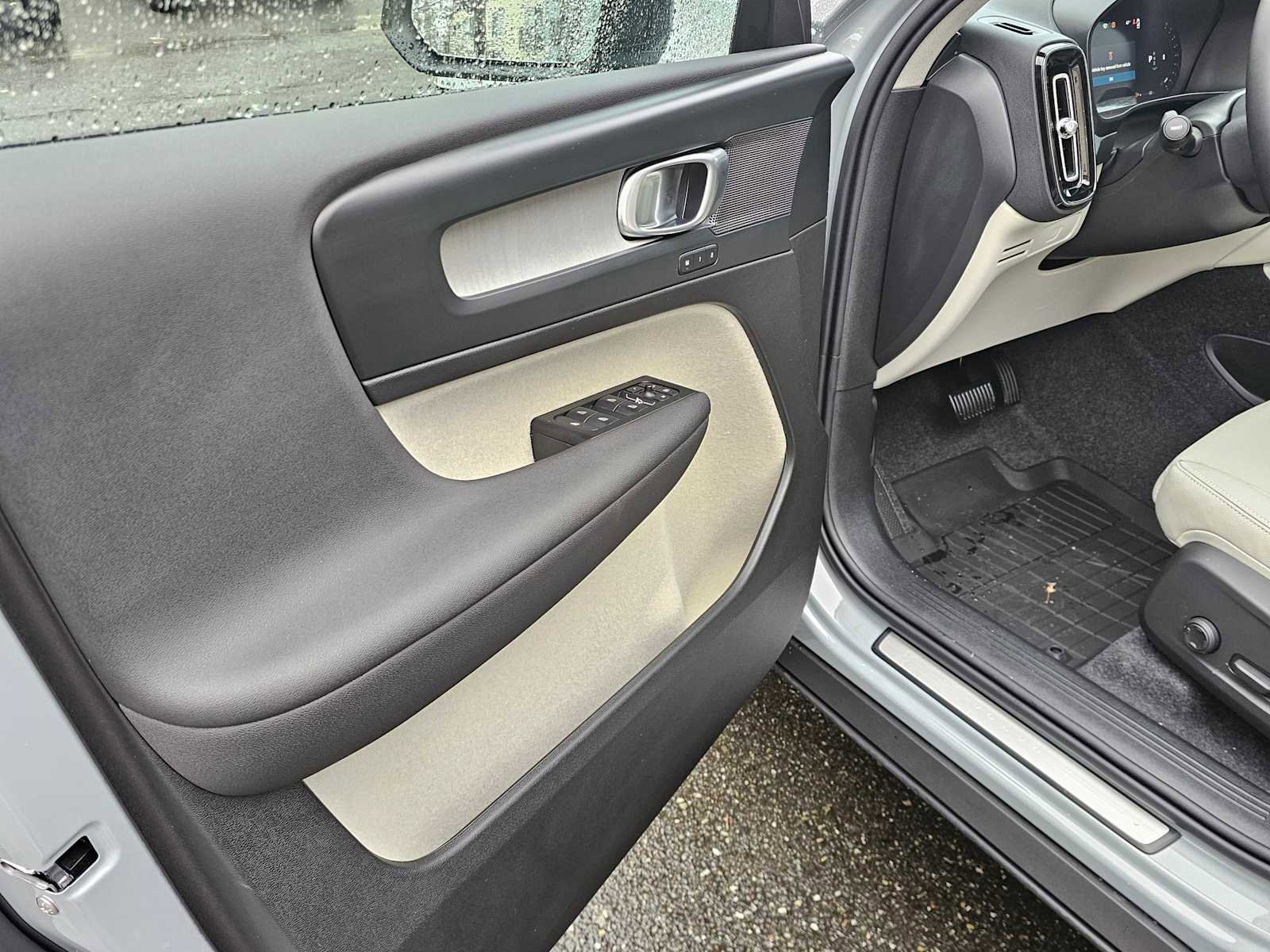 New 2026 Volvo XC40 B5 Plus w/ Protection Package Premier image 18