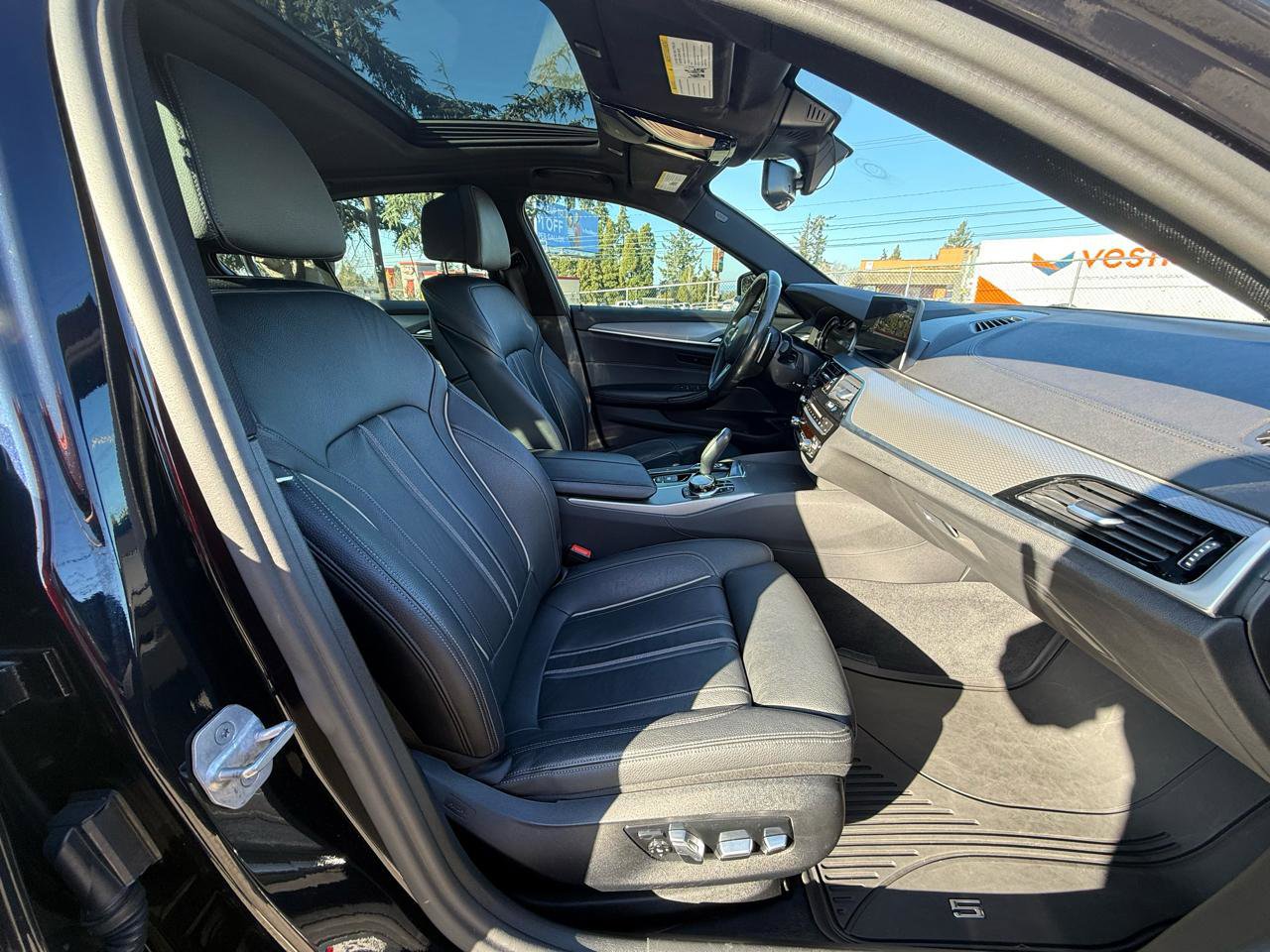 Used 2018 BMW M550i xDrive AWD/4WD image 18