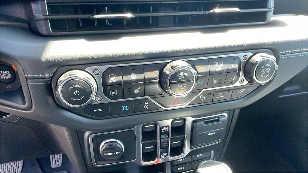 Used 2024 Jeep Wrangler Unlimited Sahara w/ Technology Group AWD/4WD image 19