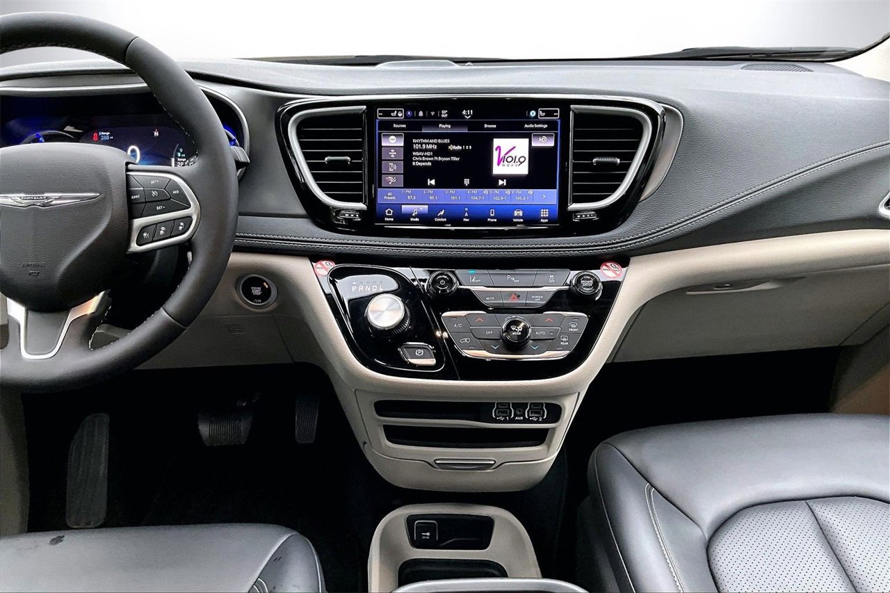 Certified 2024 Chrysler Pacifica Select image 12