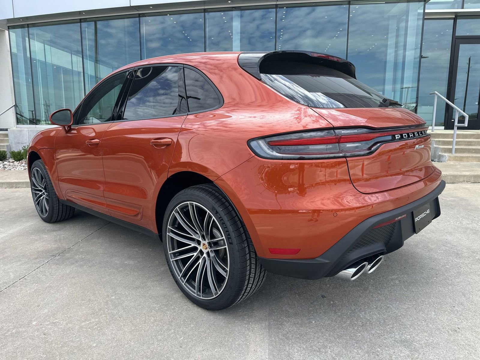 Certified 2025 Porsche Macan AWD/4WD image 3