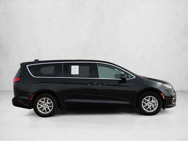 Used 2024 Chrysler Pacifica Touring-L image 4