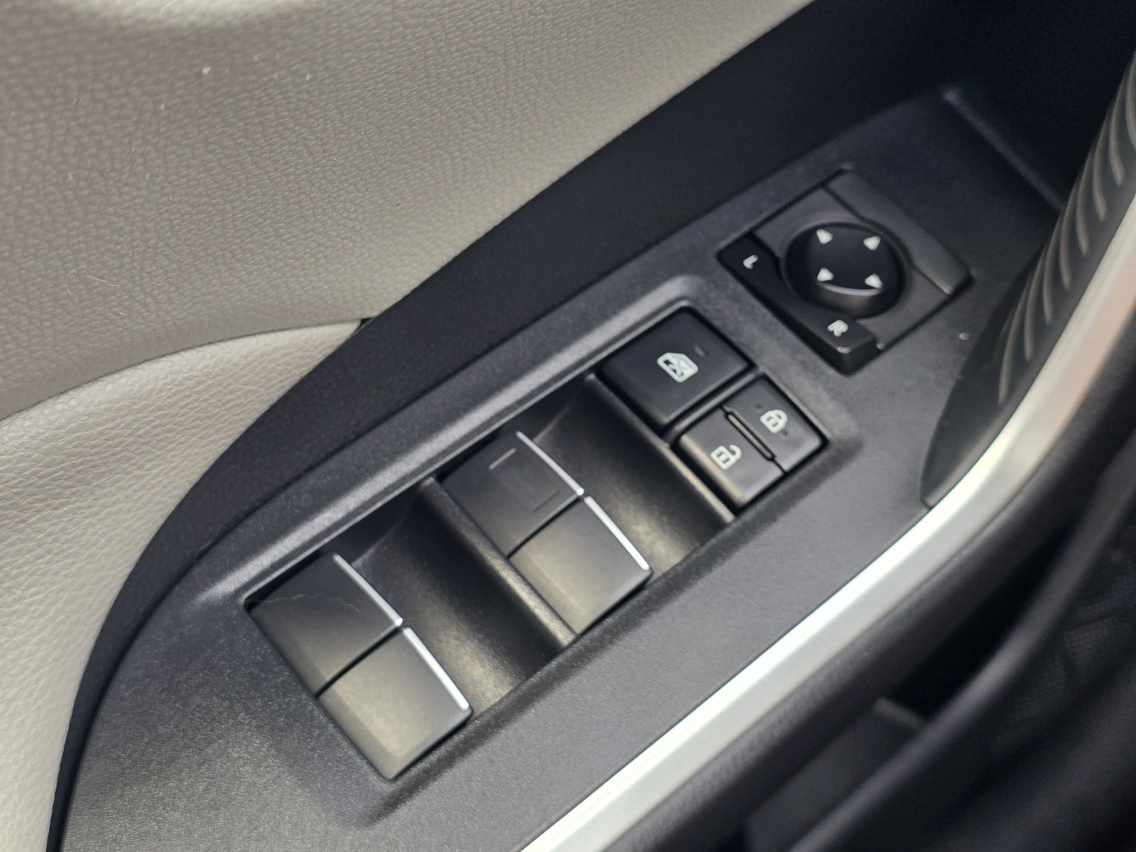Used 2019 Toyota RAV4 XLE Premium w/ Carpet Mat Package FWD image 23
