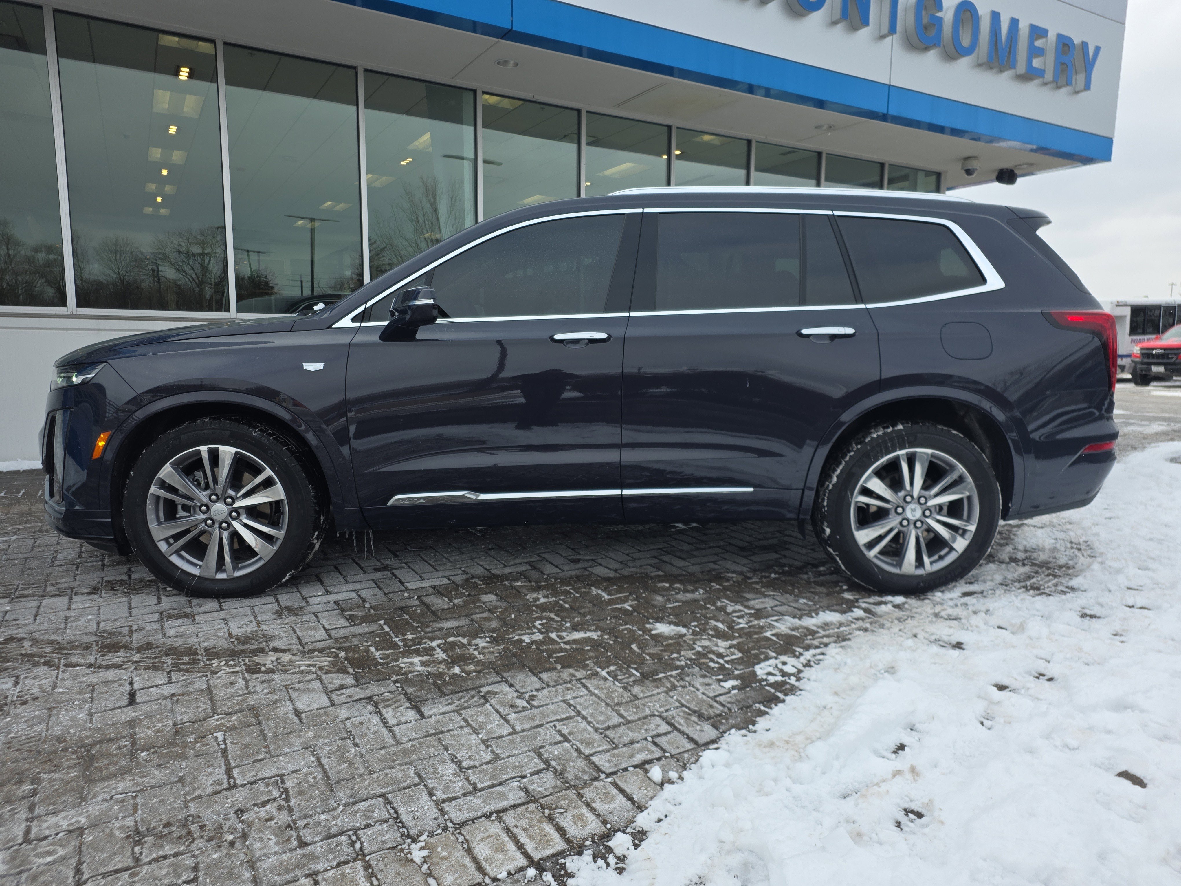 Certified 2025 Cadillac XT6 Premium Luxury image 2