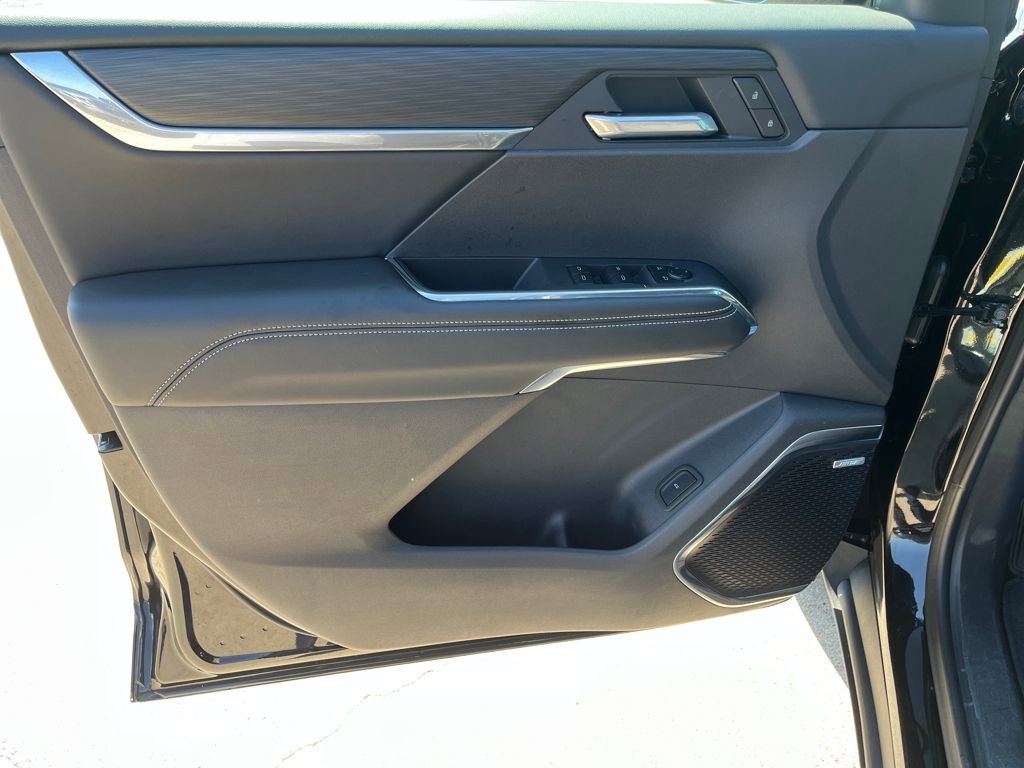 Used 2025 GMC Acadia Elevation image 13