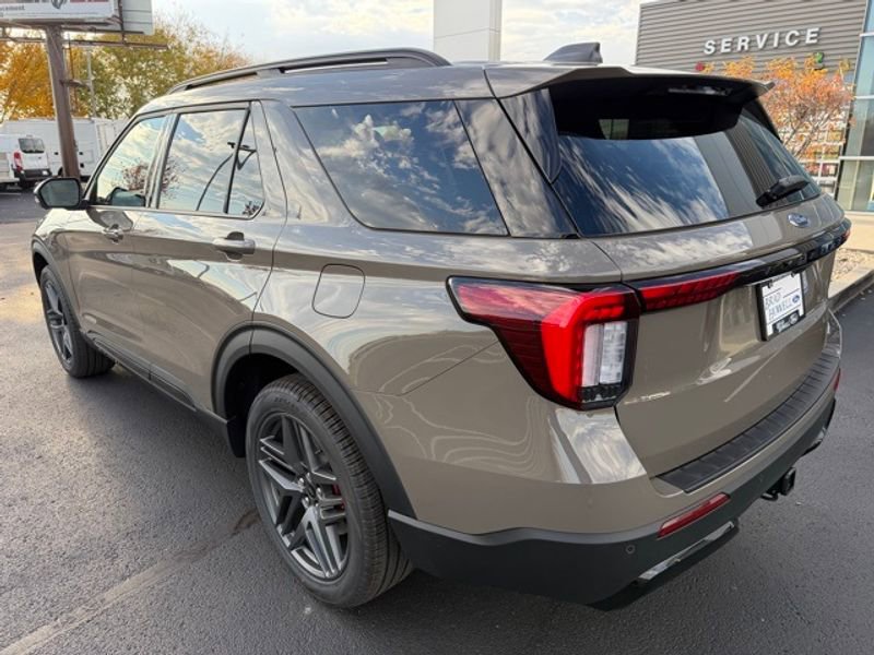 New 2026 Ford Explorer ST-Line w/ ST-Line Street Pack image 8