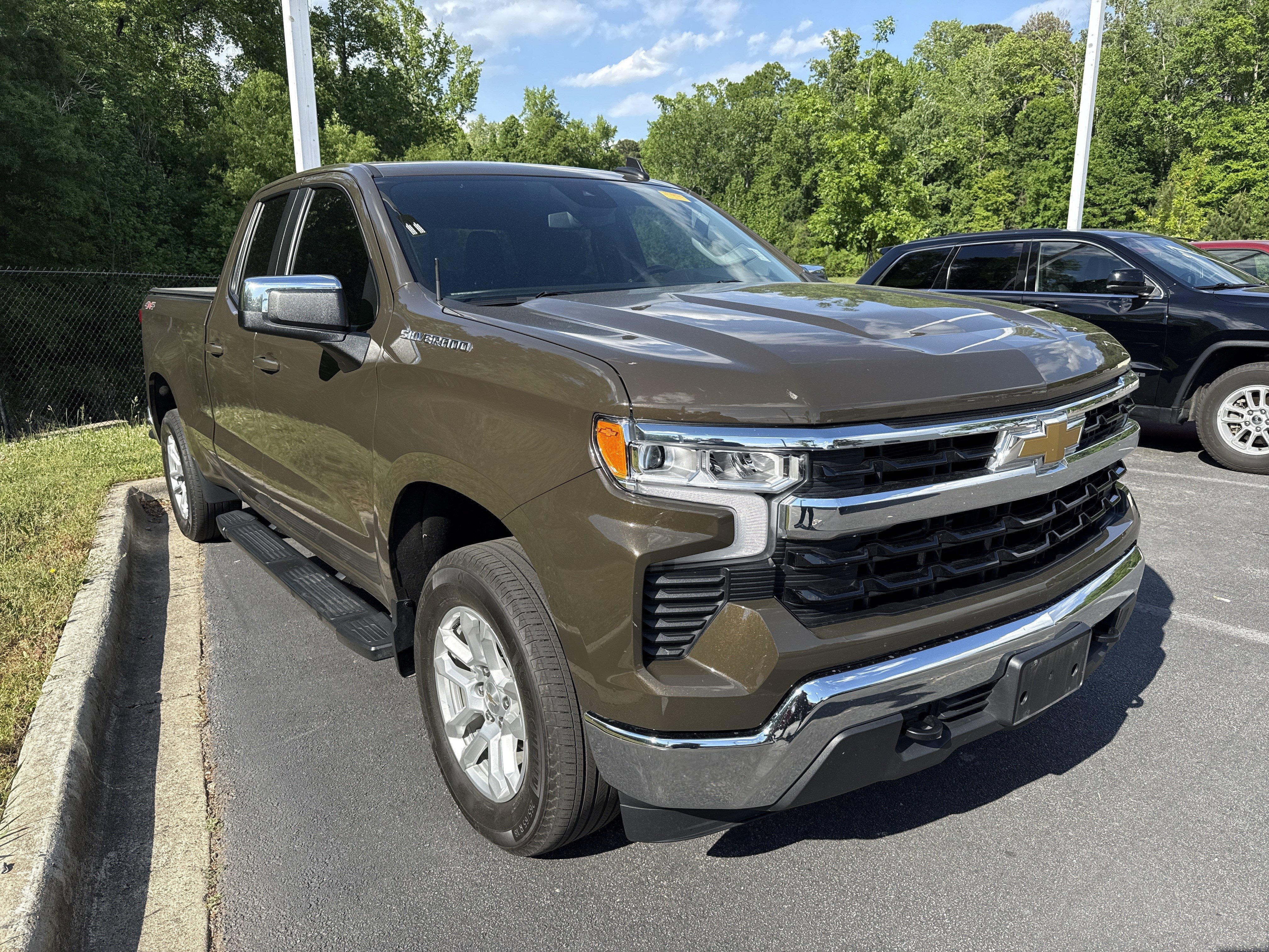 Used 2023 Chevrolet Silverado 1500 LT w/ Convenience Package II AWD/4WD image 36