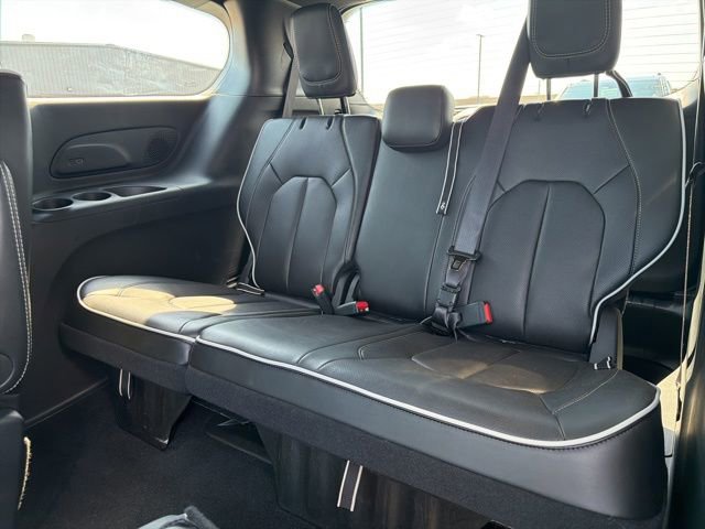 Used 2026 Chrysler Pacifica Limited FWD image 38