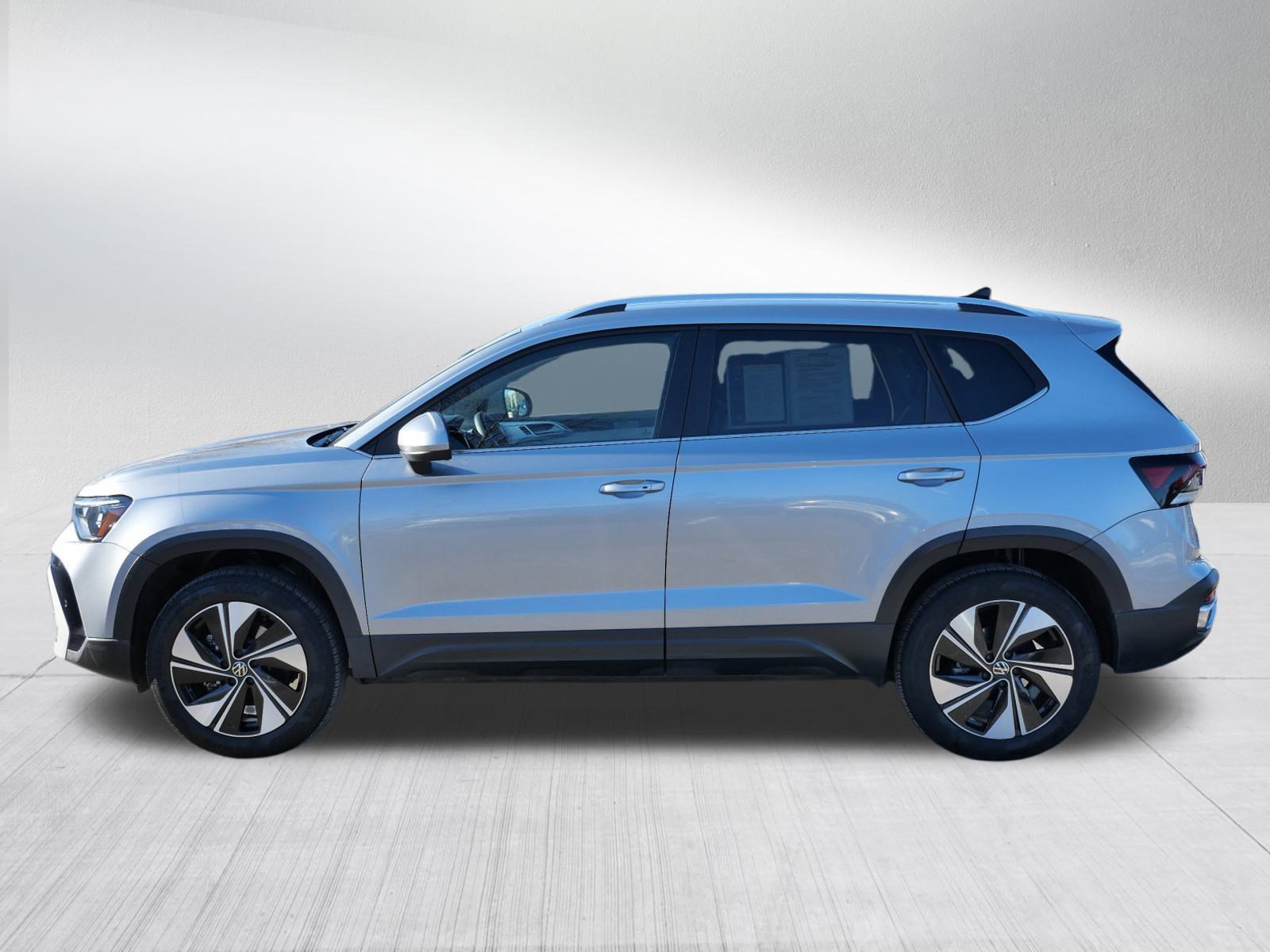 Certified 2025 Volkswagen Taos SE image 4