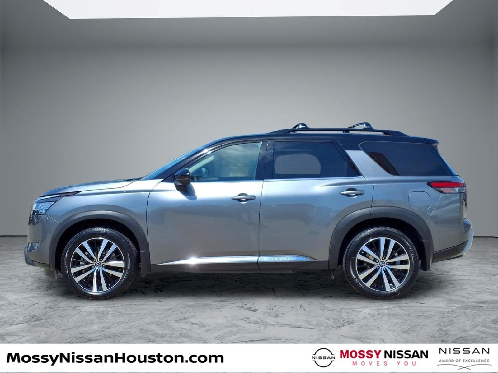 Used 2024 Nissan Pathfinder Platinum FWD image 5