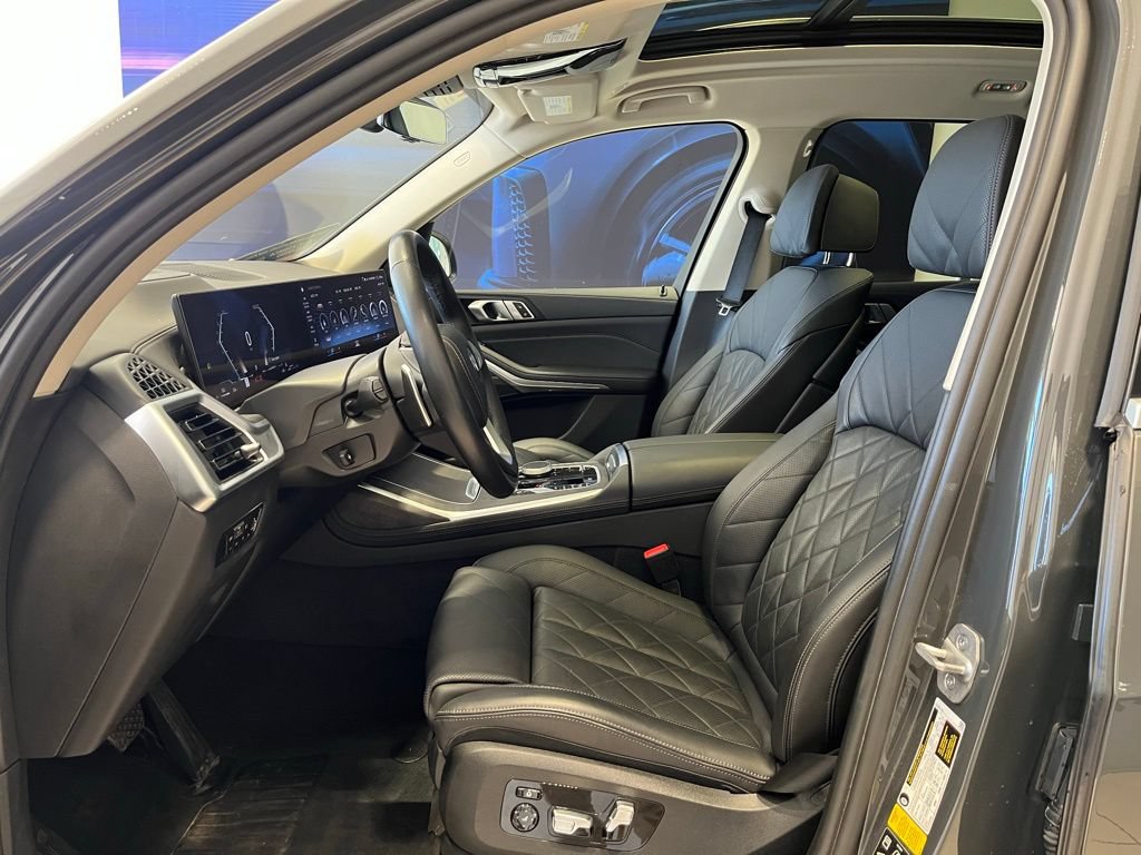 Used 2023 BMW X7 xDrive40i w/ Parking Assistance Package AWD/4WD image 2