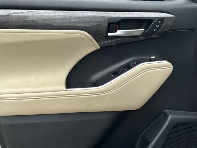 Used 2023 Toyota Highlander Platinum FWD image 29