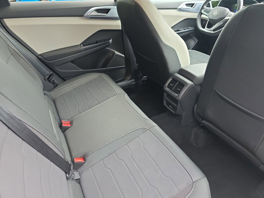 Used 2025 Volkswagen Taos SE FWD image 16