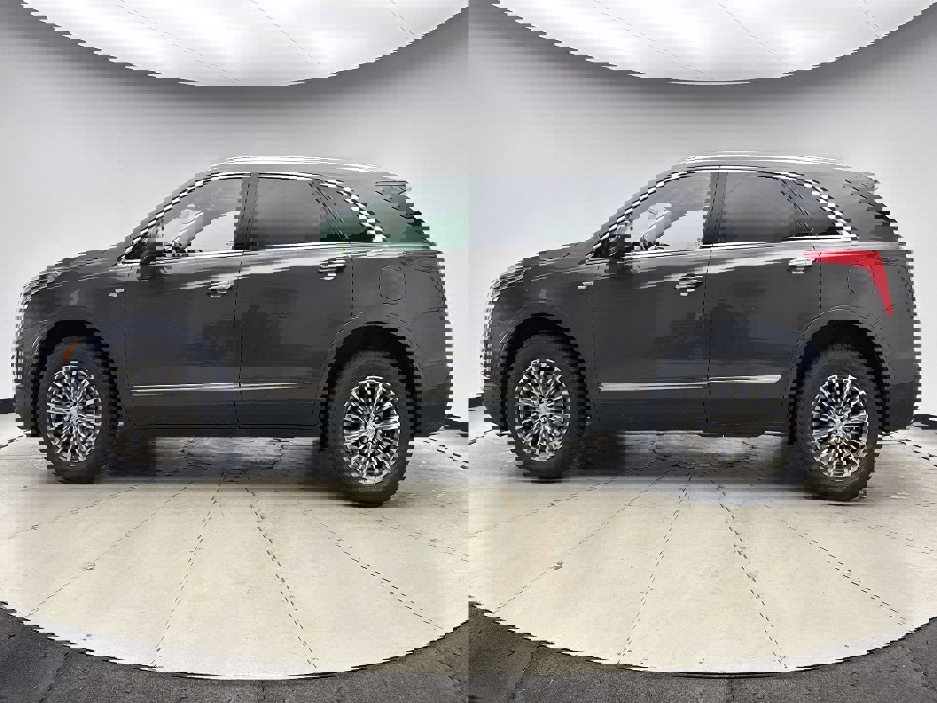 Used 2019 Cadillac XT5 Luxury AWD/4WD image 2